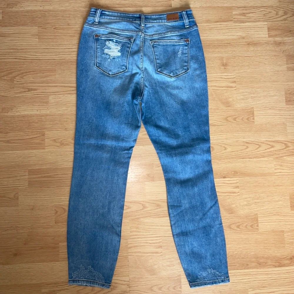 Judy Blue Stretch Boyfriend Fit Distressed Skinny Jeans - Picture 6 of 9